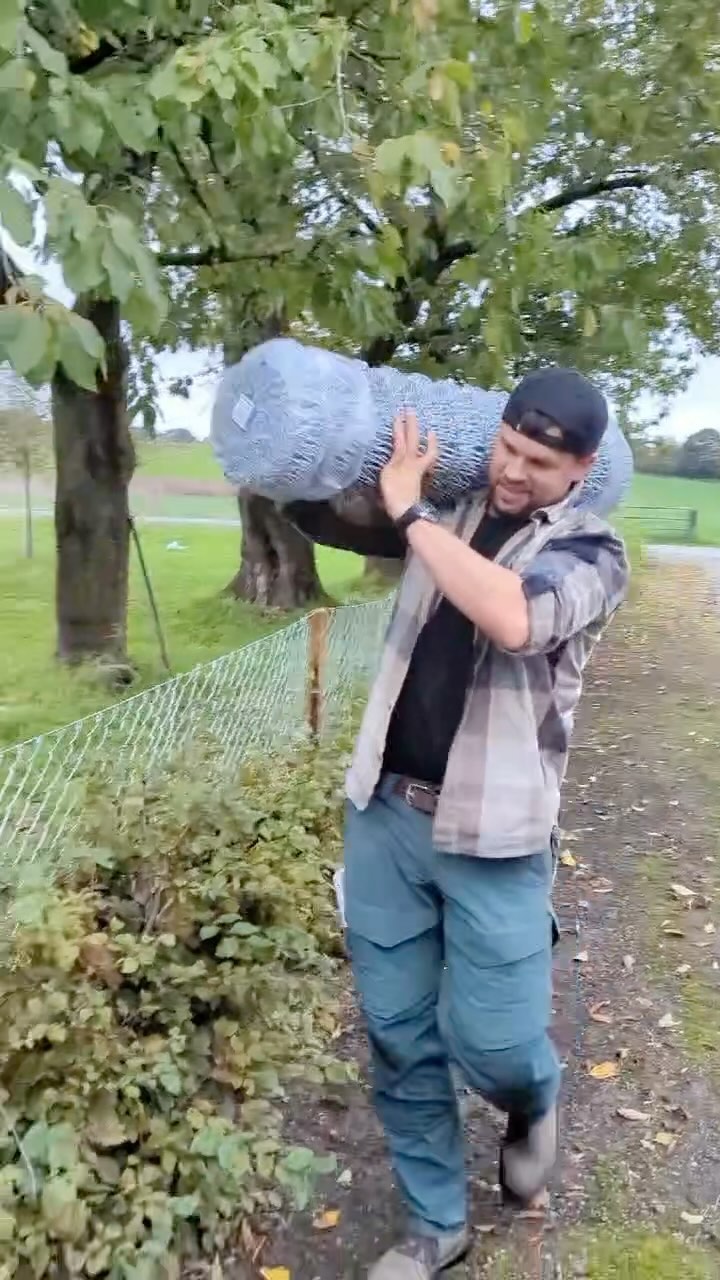 Wie baust du einen Maschendrahtzaun von Alberts auf? Hier zeigen wir dir, wie @jannikjugelt es…